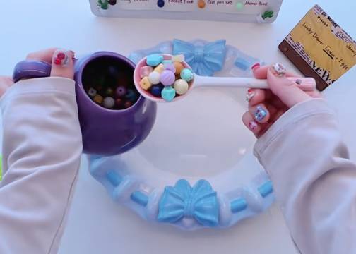 盲勺爆火，年轻人到底在买什么？