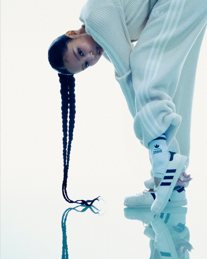 adidas 和 JENNIE 来一场即兴芭蕾