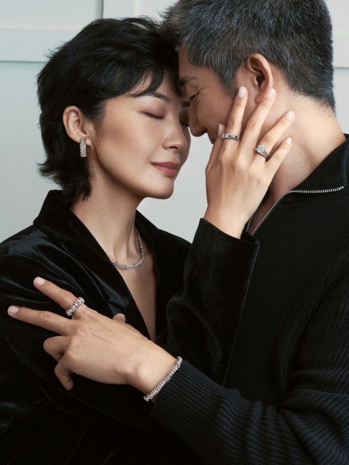 Tiffany 在七夕玩「爱的石头剪刀布」