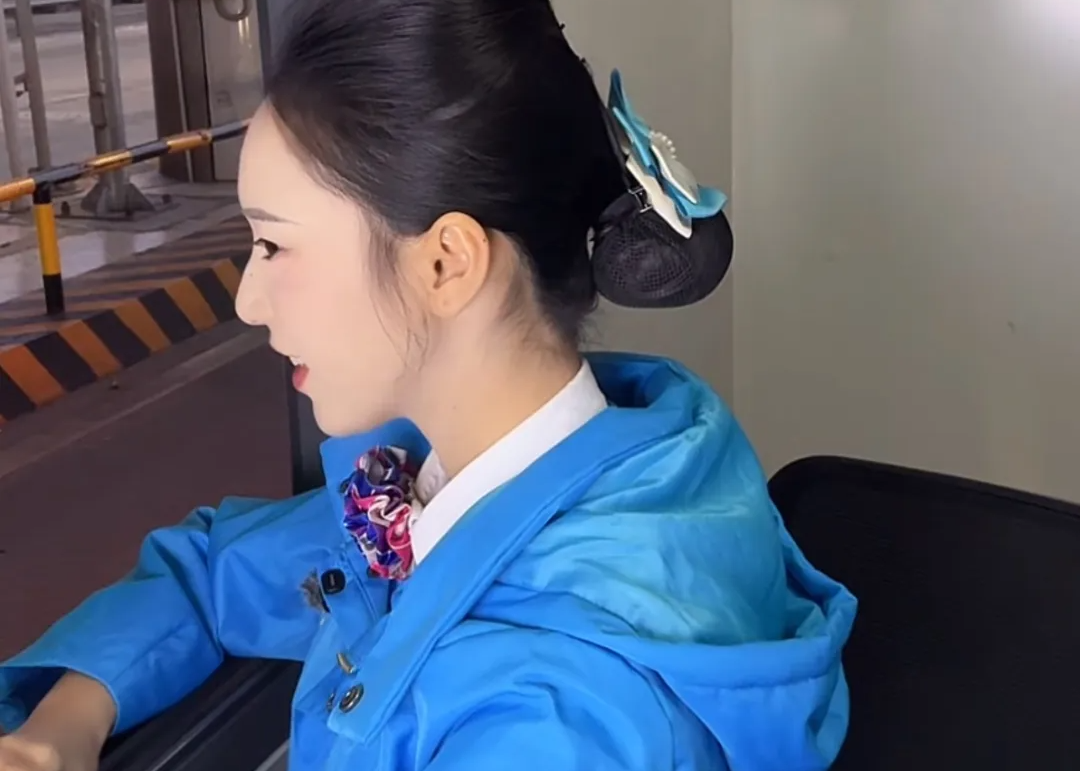 你路过的高速收费站，很可能是个直播间