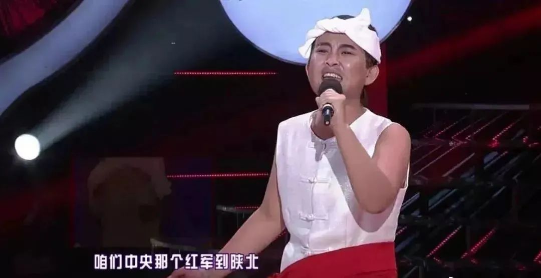 在《百变大咖秀》中,他蓄胡子,扮光头,惟妙惟肖地反串模仿腾格尔,刘欢