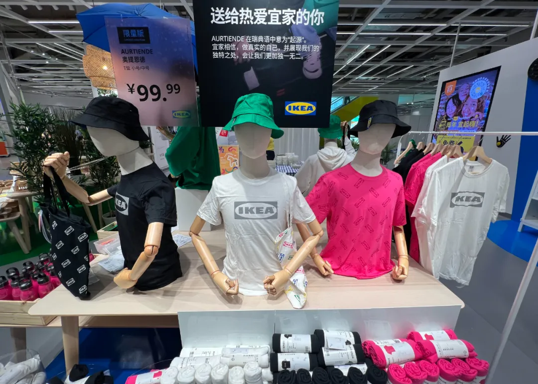 宜家开始卖衣服了？高饱和粉T恤+纯绿卫衣被吐槽穿上秒变员工