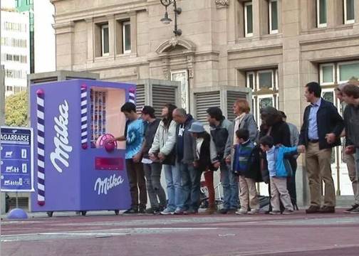 瑞士品牌milka在街头放了台“巧克力贩卖机”，不收现金不刷卡，路人组队牵手才能领！