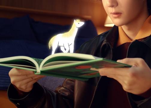 LOEWE联动上美影，在马年治愈演绎《小马过河》