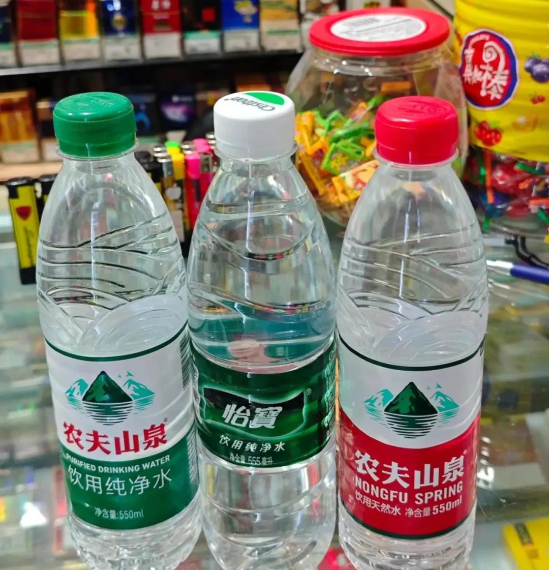 水包装是以绿色为主的原本怡宝的包装怡宝的新包装登上了热搜高位撞脸