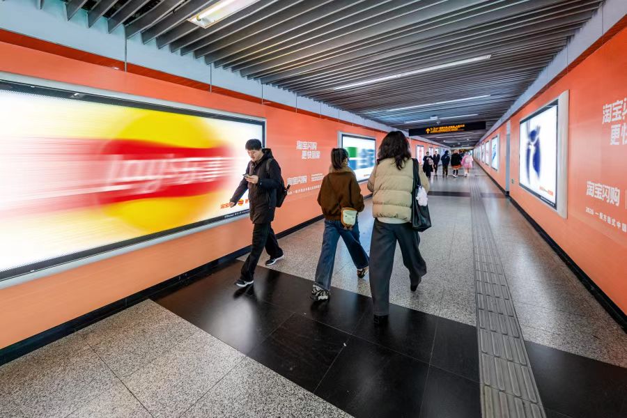 淘宝闪购的户外广告，让大牌logo变模糊了