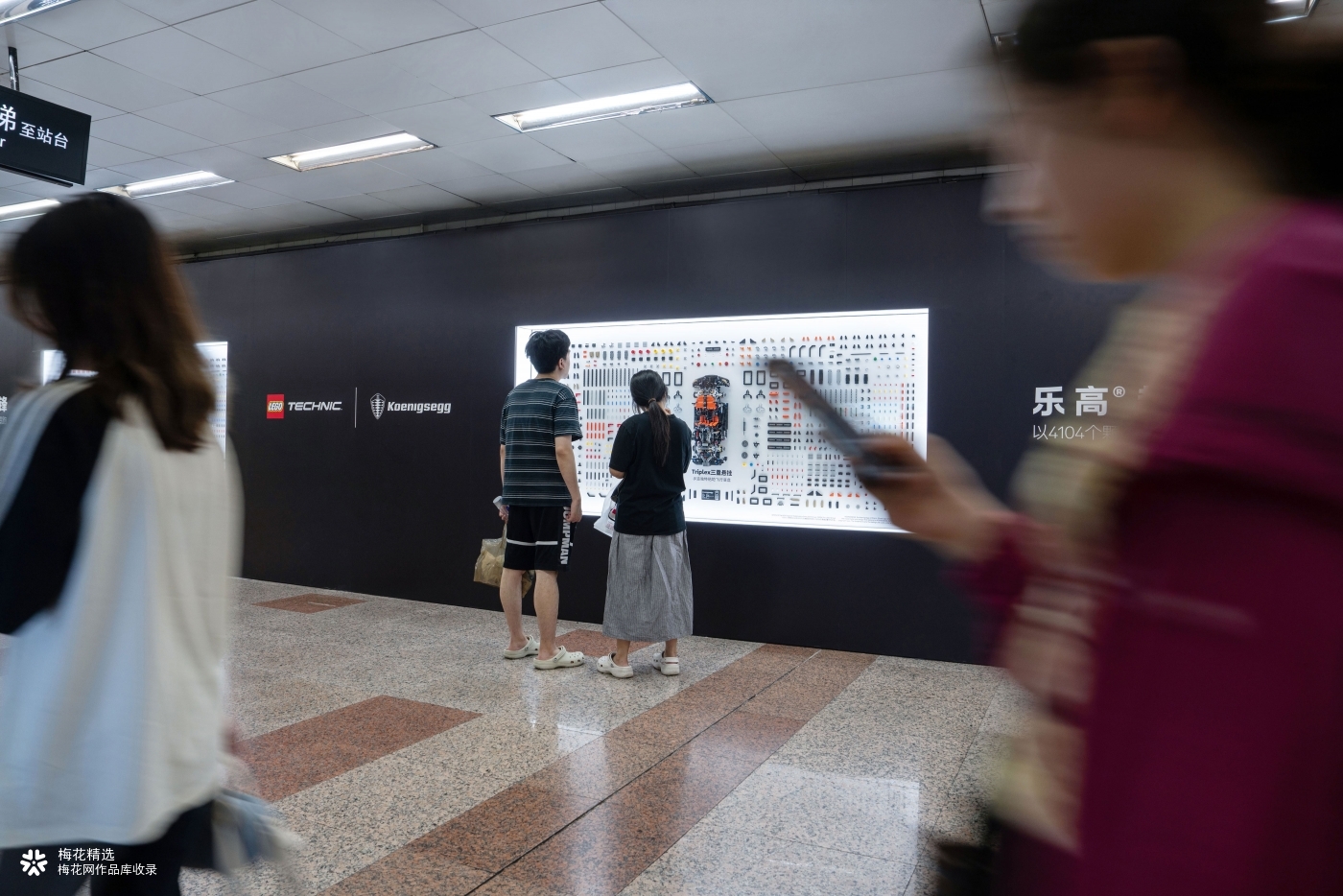 乐高硬核户外广告：把一辆超跑拆成 4104 份