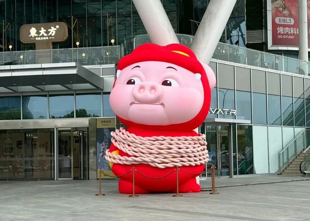 猪猪侠被绑商场门口，品牌营销太离谱了！