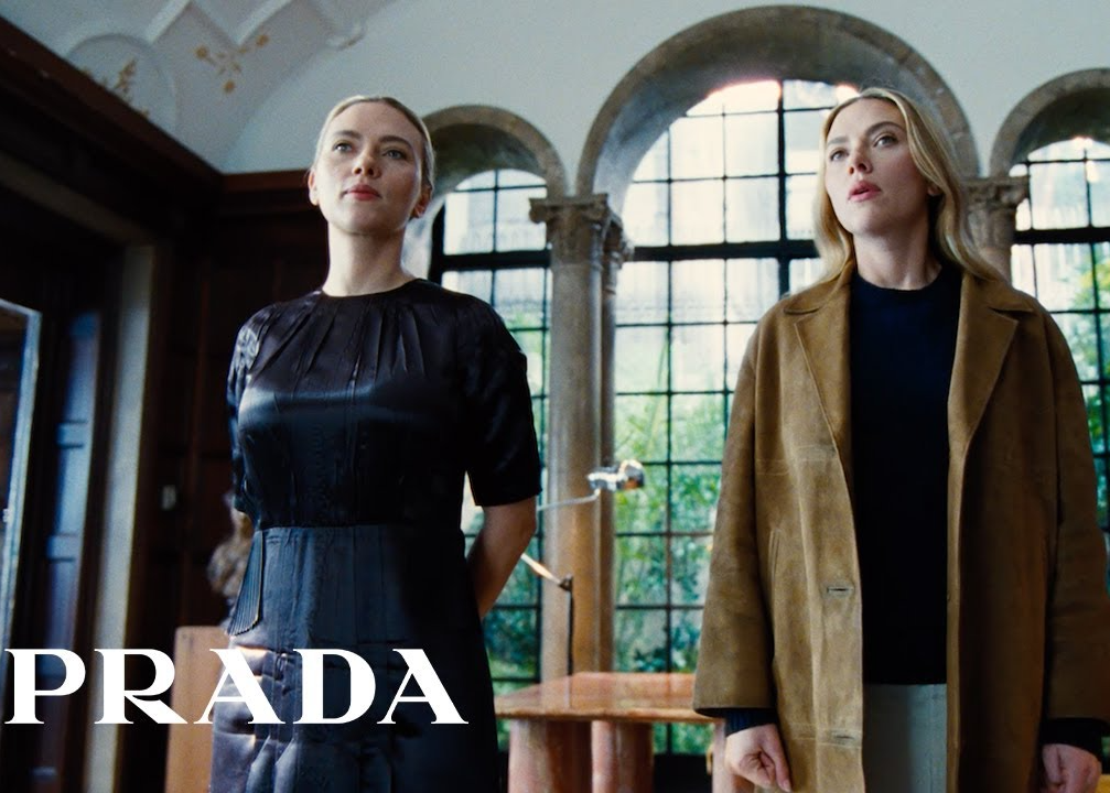 寡姐用 Prada Galleria 手袋搞起了神秘仪式......