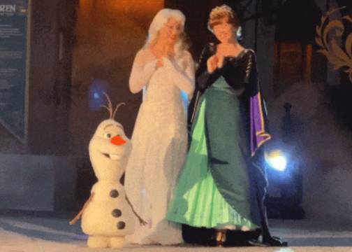 迪士尼里瞎溜达的雪宝萌得游客想偷回家，“能少研究点伪人机器人多搞点这个吗？”