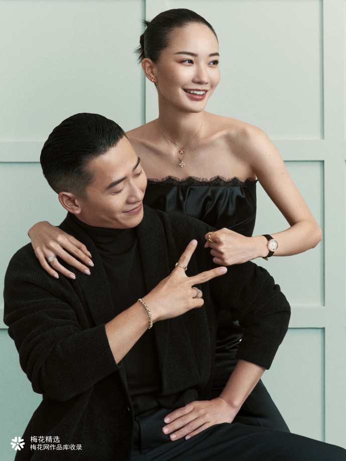 Tiffany 在七夕玩「爱的石头剪刀布」