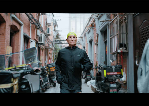 阿迪达斯：上海爷叔黄财富，目标70岁世界纪录