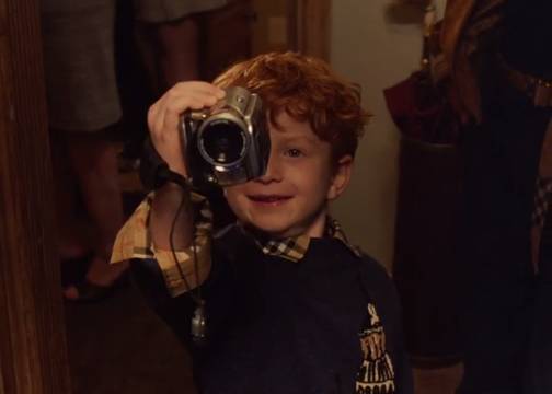 Burberry 把圣诞影片拍成了温馨的家庭录像