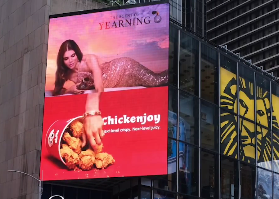 炸鸡太香了，隔壁广告牌的模特都忍不住偷吃一块