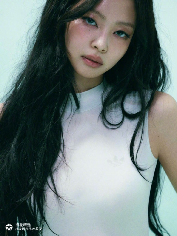 adidas 和 JENNIE 来一场即兴芭蕾