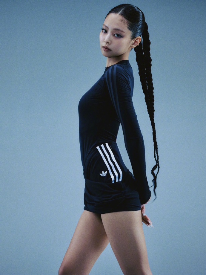 adidas 和 JENNIE 来一场即兴芭蕾