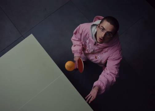 节奏感十足，甜茶用乒乓球打出圣诞名曲