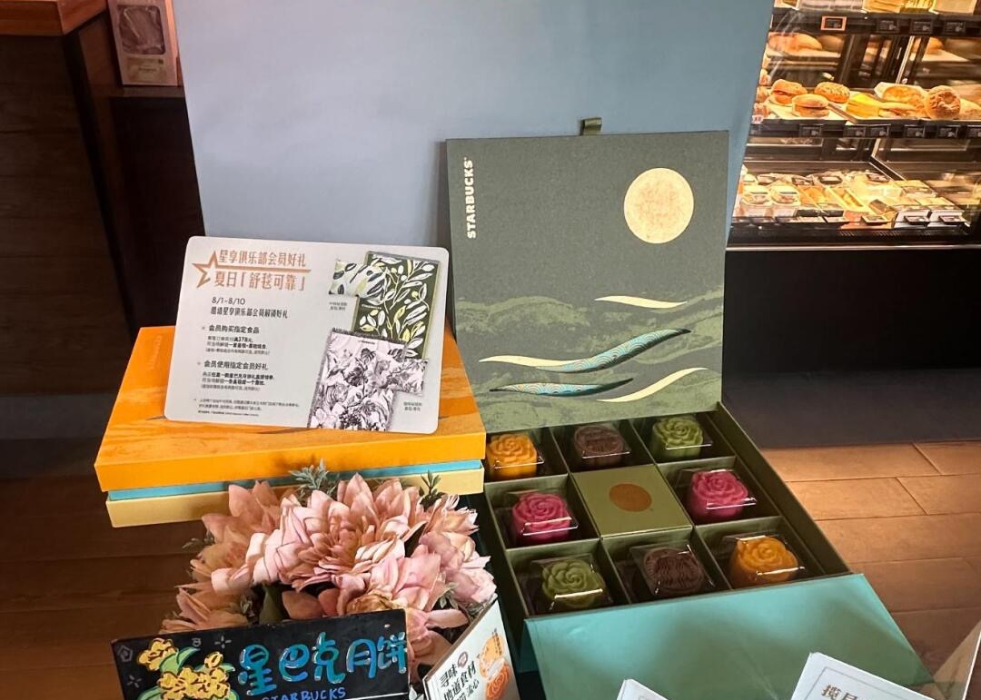 露胸肌自拍推销星巴克中秋礼盒，店员为完成卖月饼KPI快被逼成男模了？