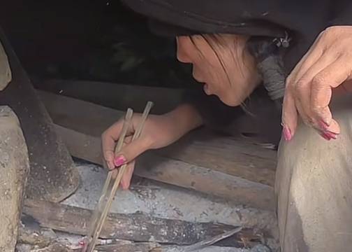 荒野求生决赛唯一女选手冷美人火了，10万人观看直播病房洗头