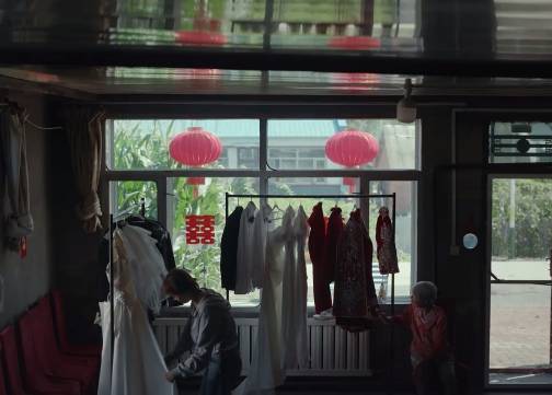 快手为那些一生没办过婚礼的老人，「手搓」一场婚礼。