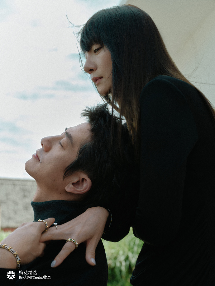 Tiffany 在七夕玩「爱的石头剪刀布」