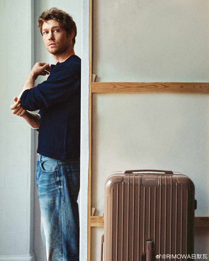 RIMOWA x Joe Alwyn：寻找那抹完美的蓝