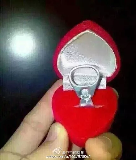 拿可乐易拉罐应急q:婚礼上忘带戒指怎么办?