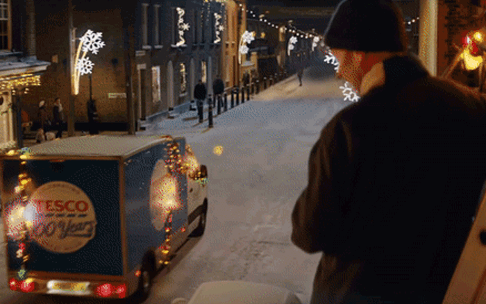 英国乐购奇幻圣诞广告：穿越时空，为圣诞送货100年