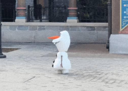 迪士尼里瞎溜达的雪宝萌得游客想偷回家，“能少研究点伪人机器人多搞点这个吗？”