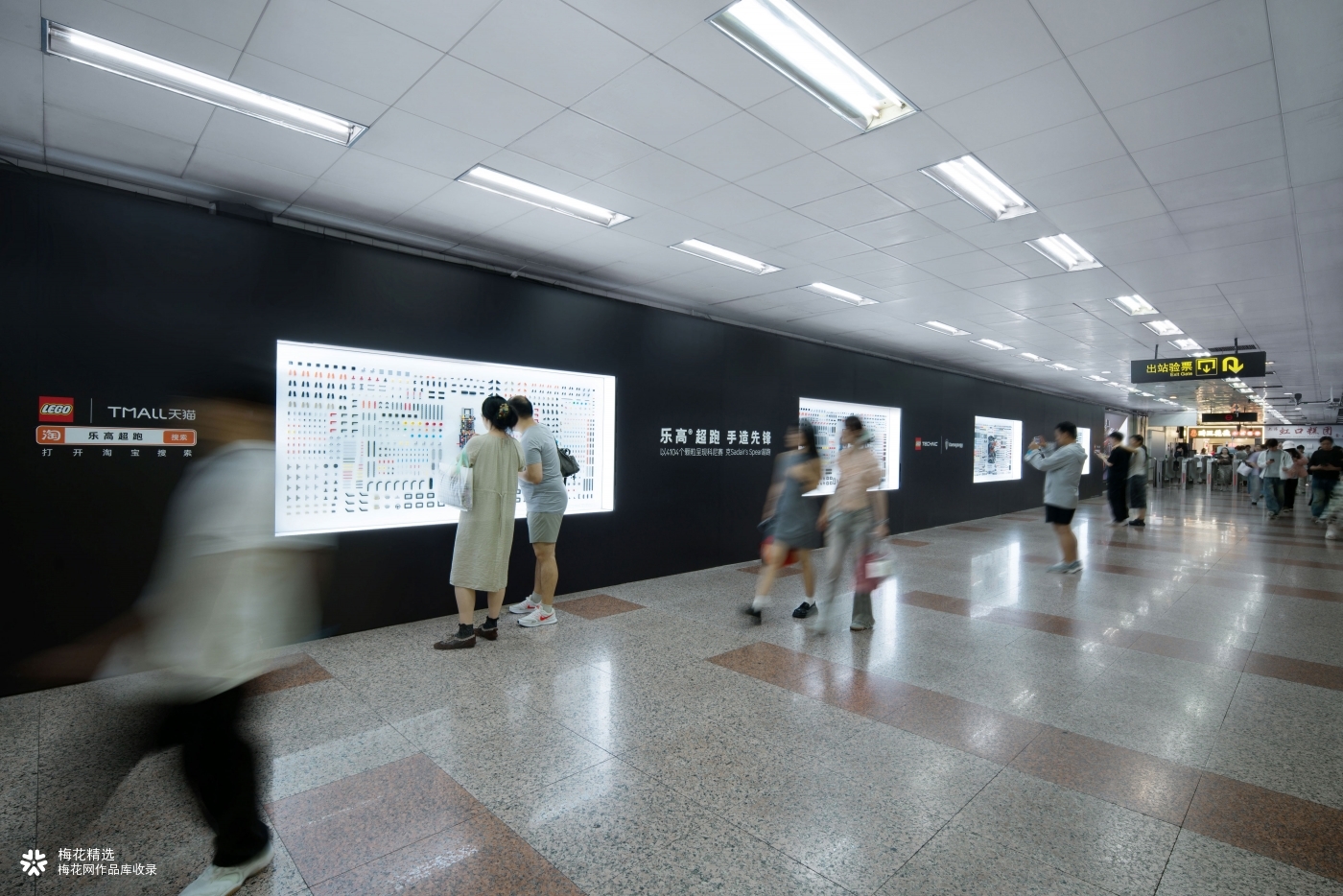 乐高硬核户外广告：把一辆超跑拆成 4104 份