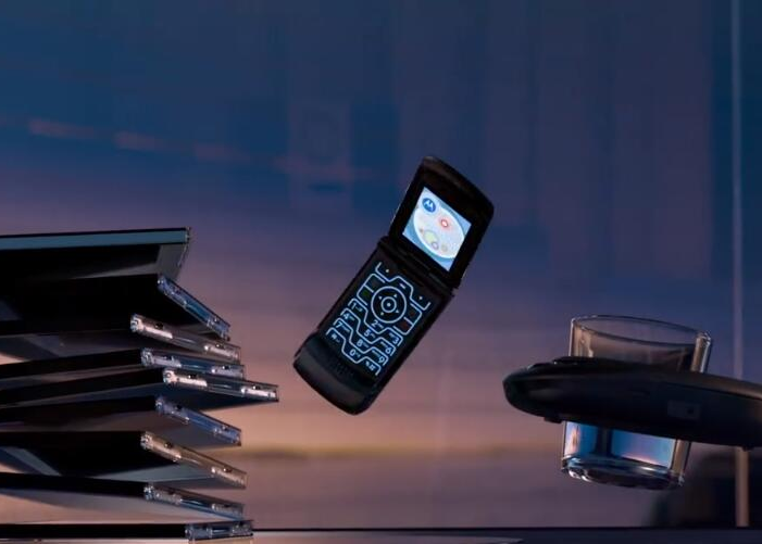 摩托罗拉Razr宣传片：也许这才是折叠手机该有的样子