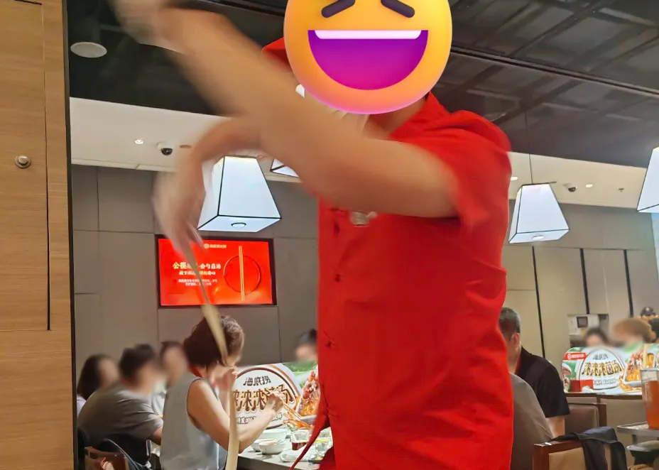 “胸前挂打赏二维码、演变脸吓到小孩会被扣钱”，海底捞把服务员卷成卖艺的了？
