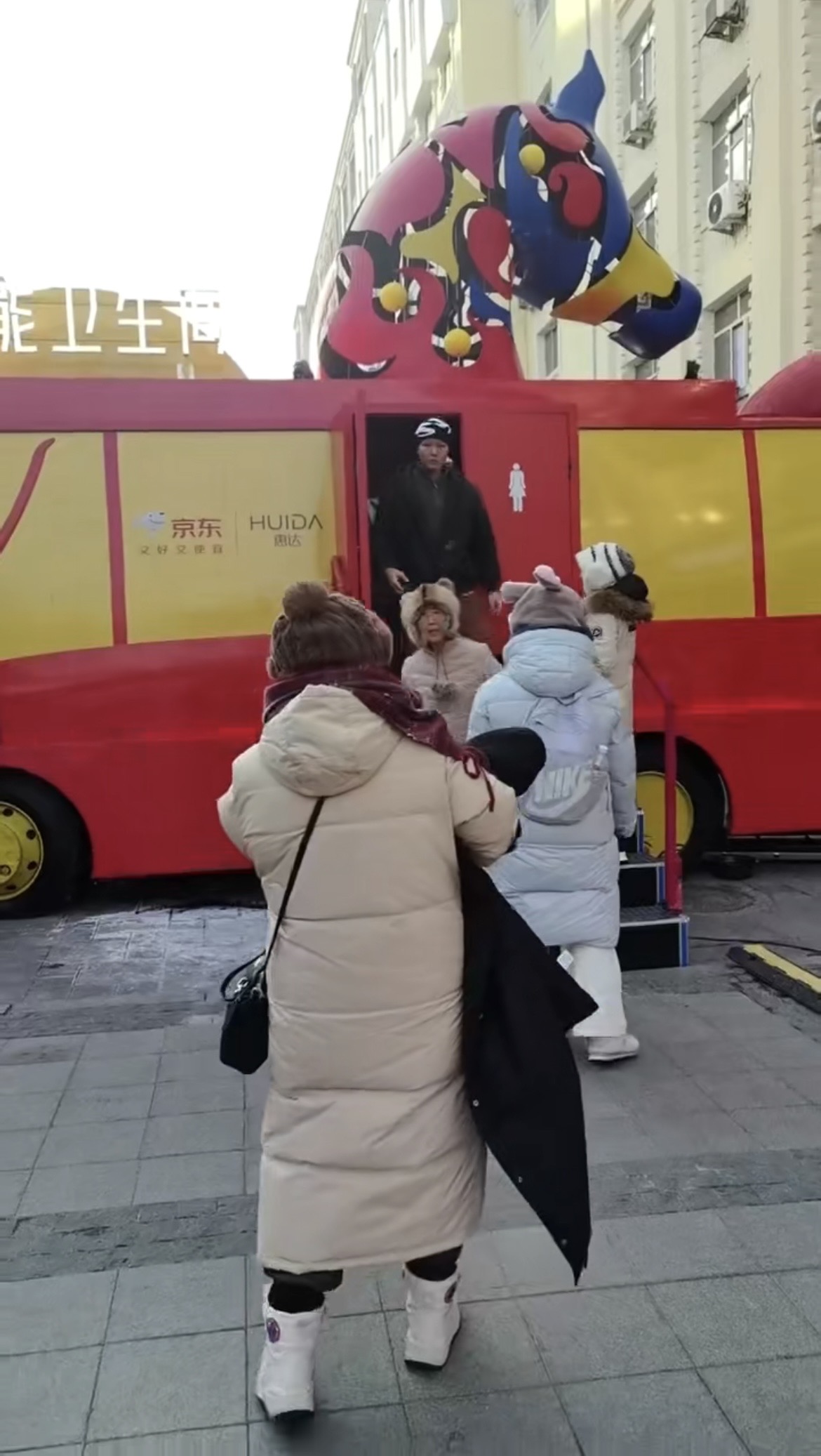 尔滨冰雪季，京东造了一辆特别的车