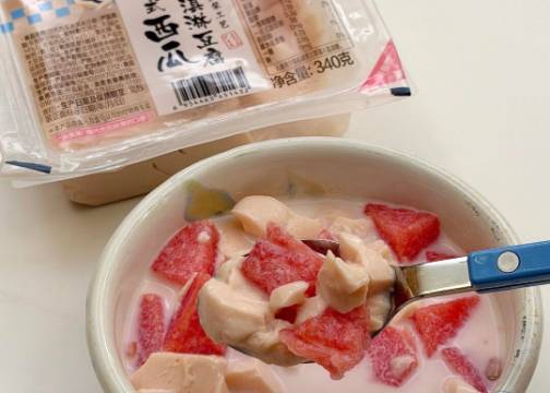 盒马「西瓜味豆腐」被抢光但评价两极，下酒小菜变布丁平替像老实人豁出去了？