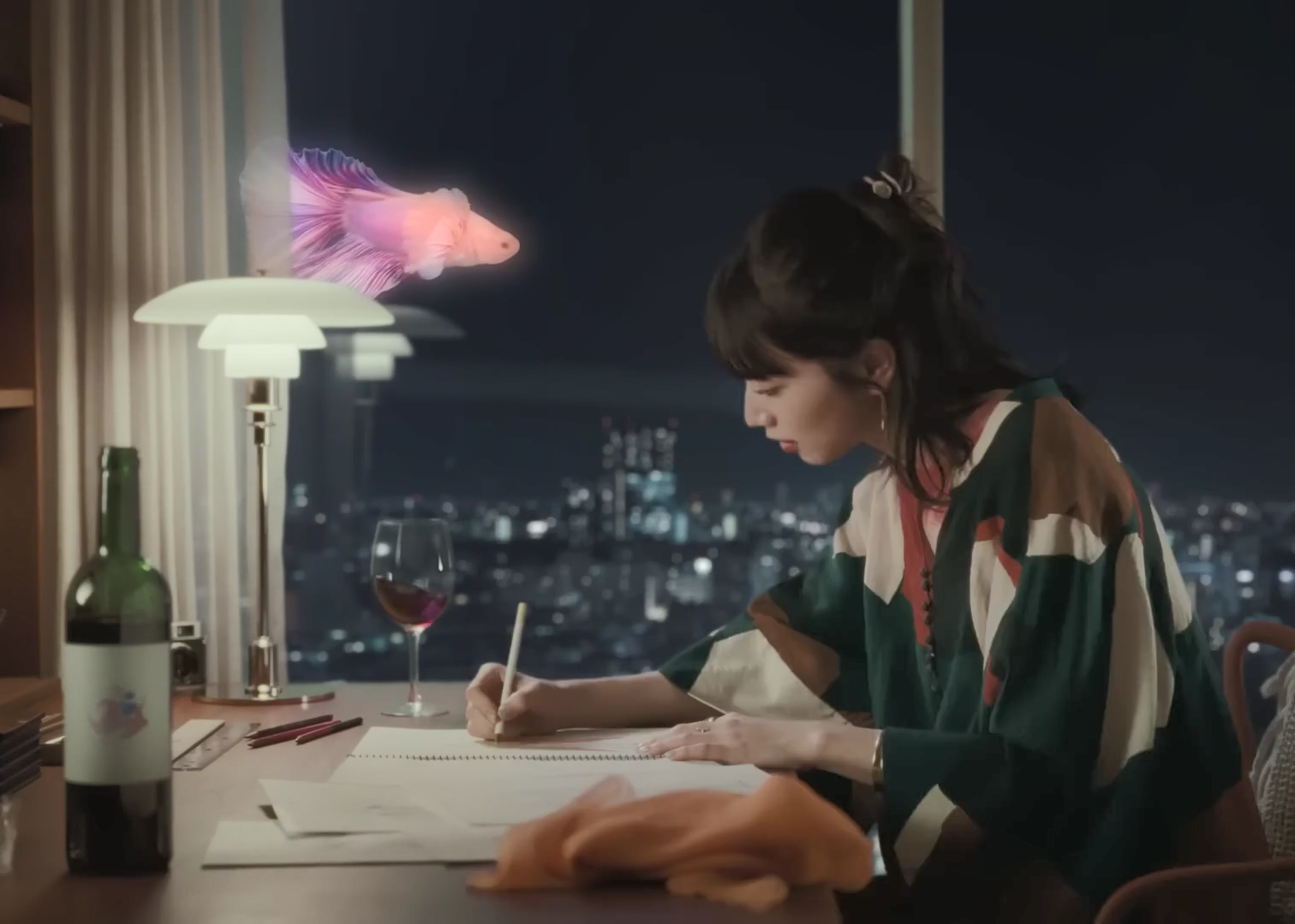 小松菜奈分饰三角，演绎夜晚的动人魔法