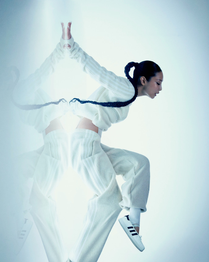 adidas 和 JENNIE 来一场即兴芭蕾