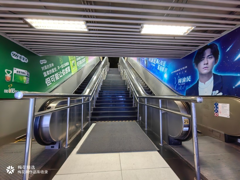 999感冒灵和明星广告牌“尬聊”起来了