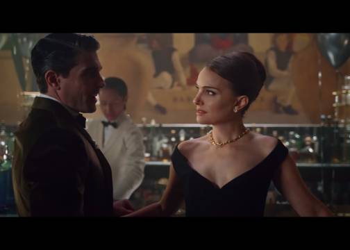 Tiffany & Co.携手娜塔莉波特曼致敬《蒂芙尼的早餐》