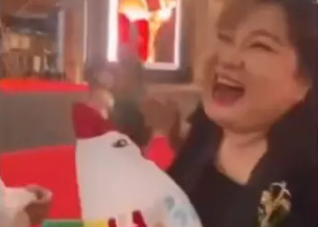 笑不活！金鸡奖上贾玲爱不释手的“鸡”，居然是它！