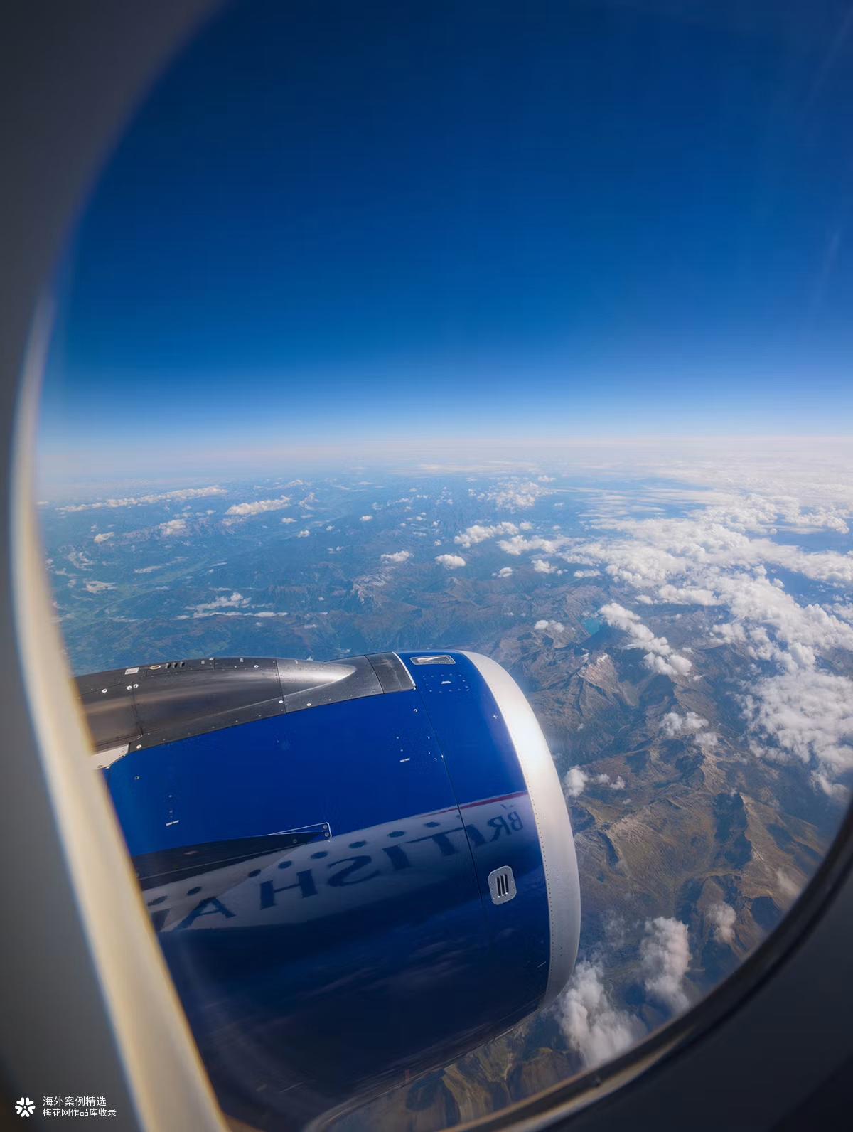 英国航空用飞机引擎上的倒影为自己打广告
