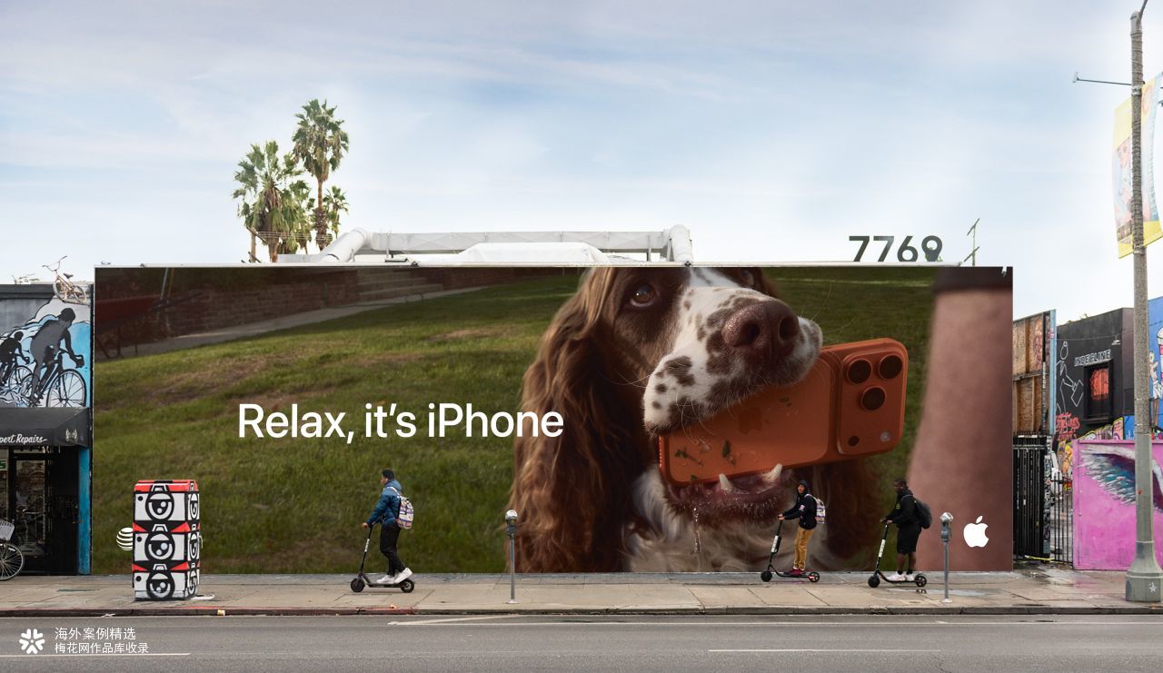 iPhone 的户外广告，有种强颜欢笑的冷幽默