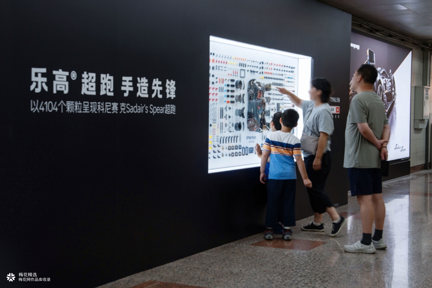 乐高硬核户外广告：把一辆超跑拆成 4104 份