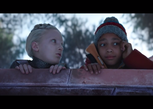今年的John Lewis圣诞广告，男孩邂逅了外星女孩