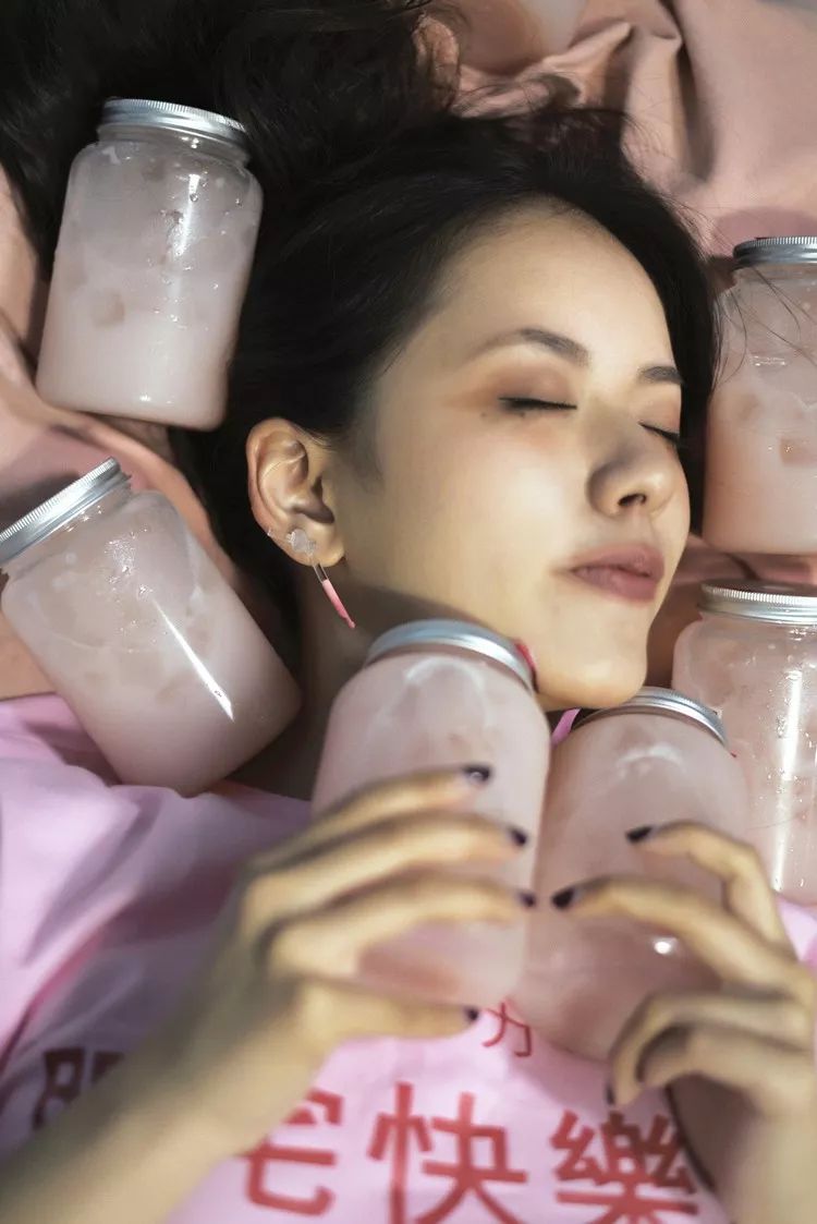 淘宝x饿了么：“快乐肥宅”们，这8件联名即将成为你们的暗号