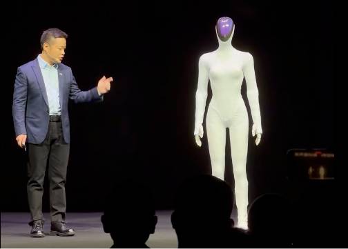 不是真人cos的！首款女机器人面世，小鹏汽车为何“不务正业”？