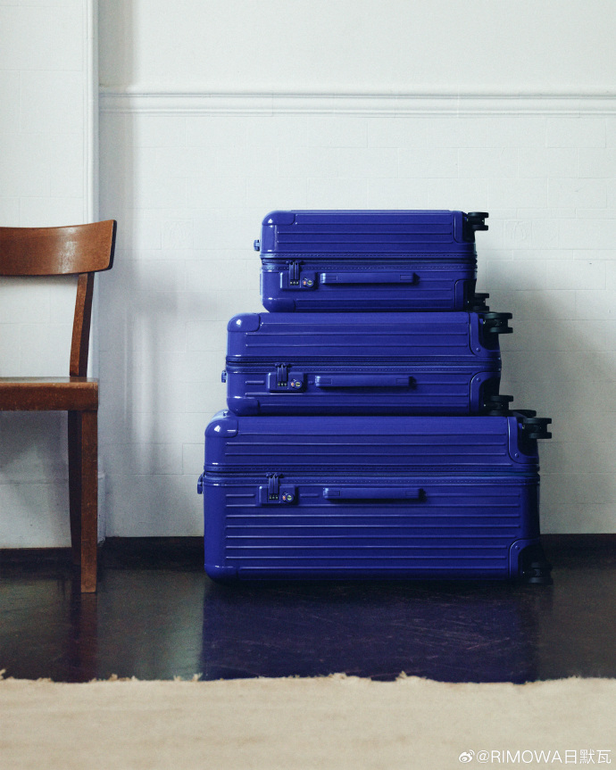 RIMOWA x Joe Alwyn：寻找那抹完美的蓝