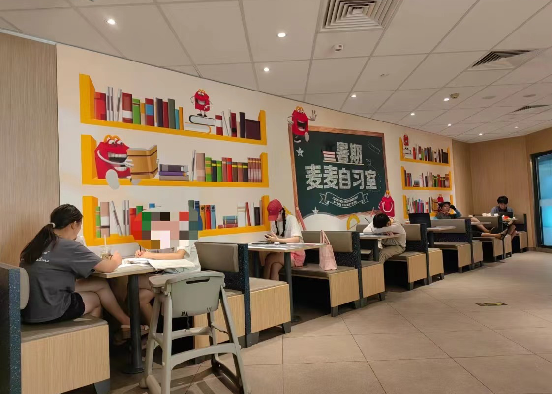 “体验麦当劳新开的自习室，才明白一生考公的中国人有多疯”