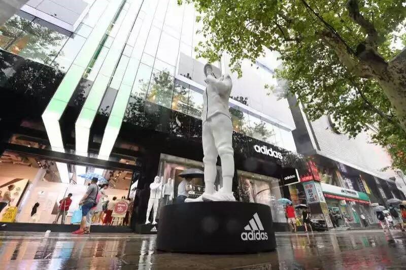 adidas户外行为艺术展示