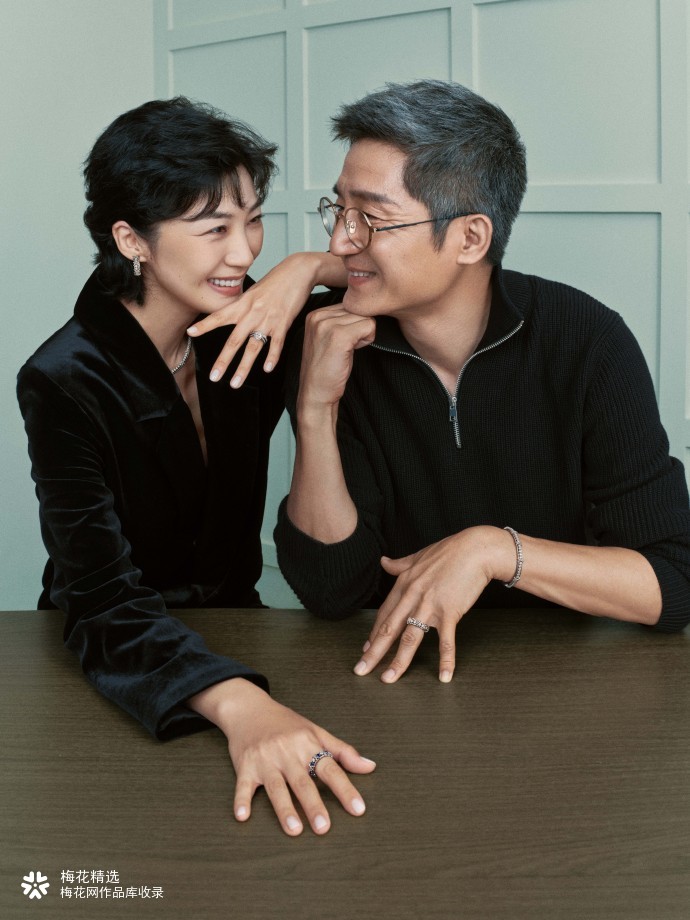 Tiffany 在七夕玩「爱的石头剪刀布」